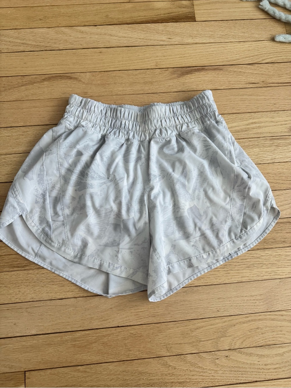 EUC Lululemon track that mid-rise 4” shorts